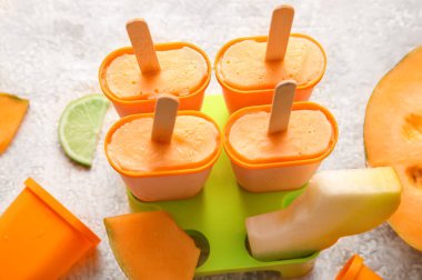 Hafif arkaplanlı lezzetli kavunlu buzlu dondurmalar.