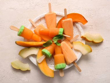 Hafif arka planda lezzetli kavunlu dondurma tabağı.