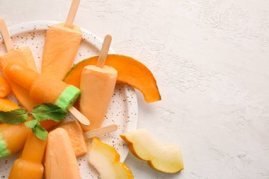 Hafif arka planda lezzetli kavunlu dondurma tabağı.