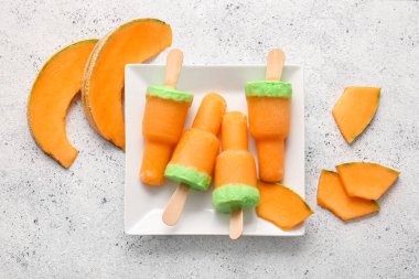 Hafif arka planda lezzetli kavunlu dondurma tabağı.