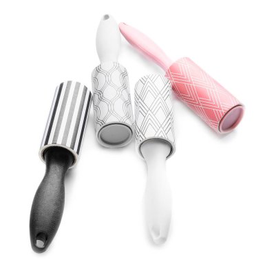 Beyaz arkaplanda yeni iplik silindirleri