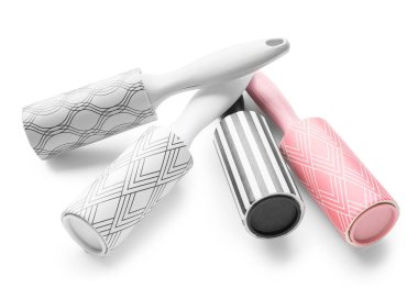 Beyaz arkaplanda yeni iplik silindirleri