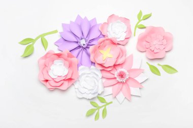 Işık arkaplan üzerinde el yapımı güzel kağıt çiçekler