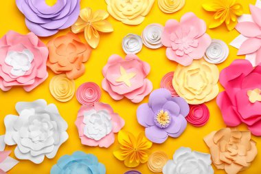 Turuncu arka planda el yapımı güzel kağıt çiçekler.