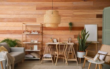 Modern işyeri, raf ünitesi ve ev bitkileriyle şık bir oturma odası.