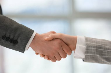İş adamı ofiste kadının elini sıkıyor, yakın plan.