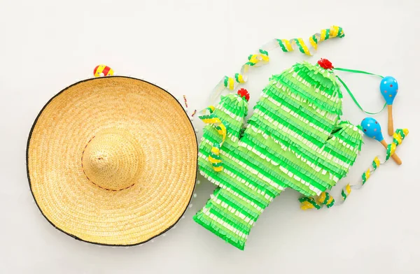 Pinata Mexicana Forma Cactus Con Sombrero Sombrero Maracas Sobre Fondo — Foto de Stock