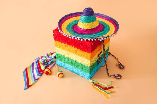 Pinata Mexicana Forma Cubo Com Chapéu Sombrero Maracas Cachecol Sobre — Fotografia de Stock