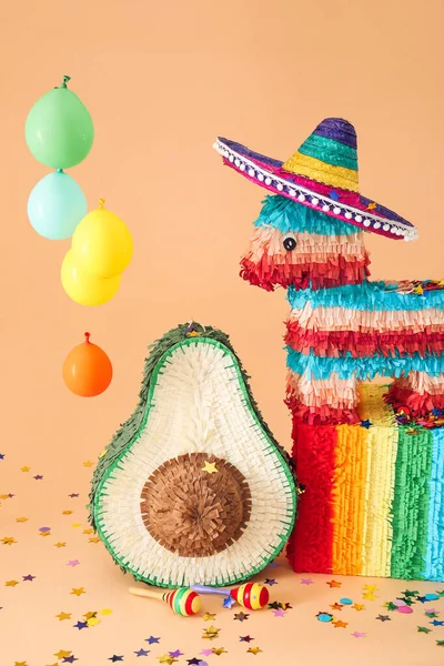 Olika Mexikanska Pinatas Med Ballonger Och Konfetti Färg Bakgrund — Stockfoto