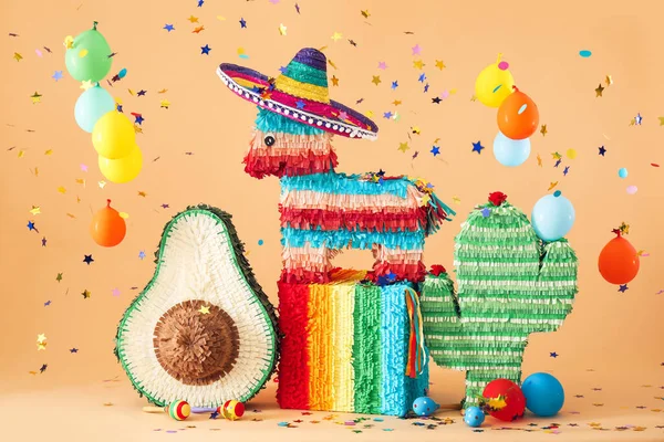 Olika Mexikanska Pinatas Med Ballonger Och Konfetti Färg Bakgrund — Stockfoto