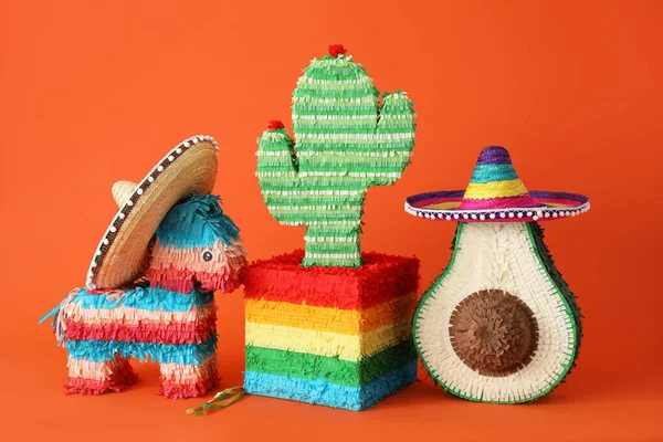 Διαφορετικές Μεξικάνικες Pinatas Και Καπέλα Σομπρέρο Στο Φόντο Χρώμα — Φωτογραφία Αρχείου