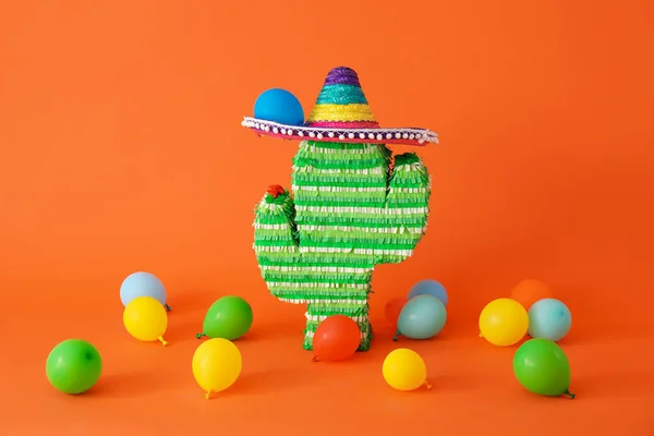 Pinata Mexicana Com Chapéu Sombrero Balões Sobre Fundo Cor — Fotografia de Stock