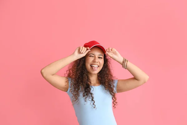 Bella Donna Afro Americana Elegante Cappello Sfondo Colore — Foto Stock