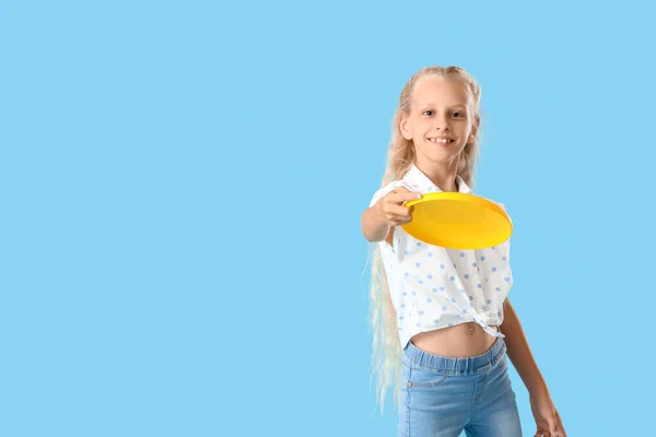 Lustige Kleine Mädchen Spielen Frisbee Auf Farbigem Hintergrund — Stockfoto