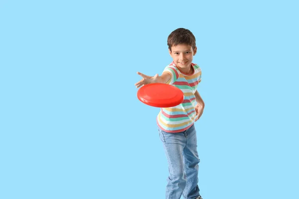 Chico Divertido Jugando Frisbee Sobre Fondo Color —  Fotos de Stock