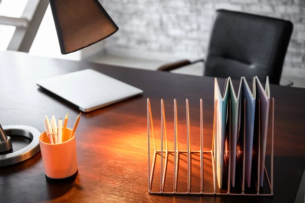 Металлический Органайзер Ноутбуками Канцелярскими Принадлежностями Светящимися Лампами Столе Офисе — стоковое фото