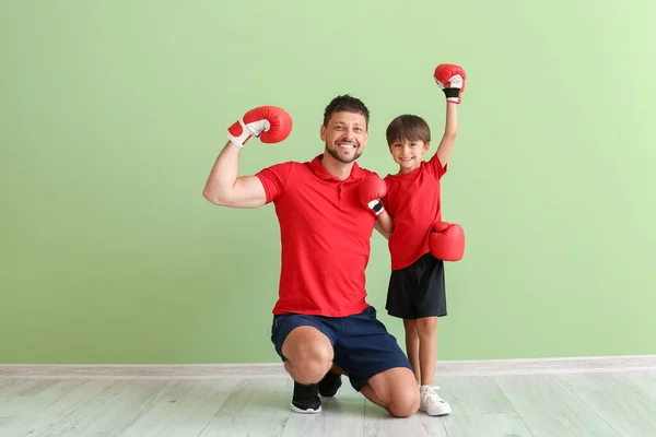 Niño Pequeño Con Entrenador Boxeo Cerca Pared Verde —  Fotos de Stock