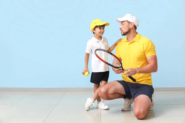 Kleine Jongen Zijn Trainer Met Tennisracket Buurt Van Blauwe Muur — Stockfoto