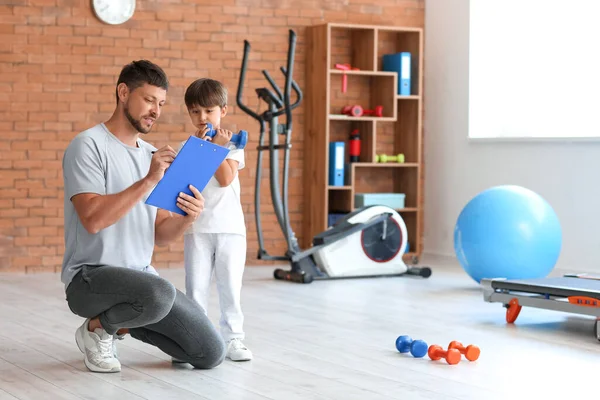Male Coach His Little Trainee Writing Clipboard Gym — Stock Photo, Image