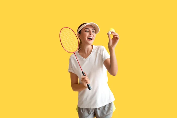 Joueuse Badminton Heureuse Sur Fond Jaune — Photo