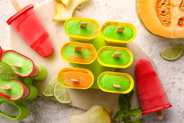 Conteneurs Avec Savoureux Melon Popsicles Sur Fond Clair — Photo