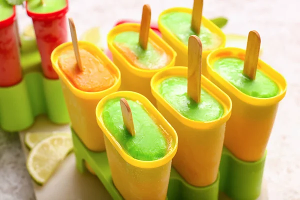 Containers Tasty Melon Popsicles Light Background — Stock Photo, Image