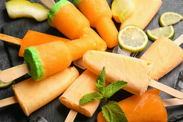 Esmer arka planda lezzetli kavun dondurması.