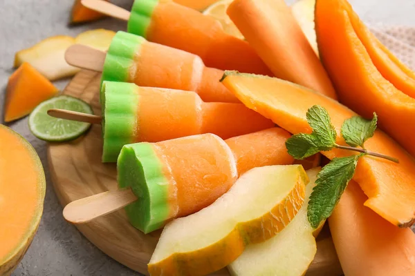 Bord Met Lekkere Ijslolly Meloen Stukken Lichte Achtergrond — Stockfoto