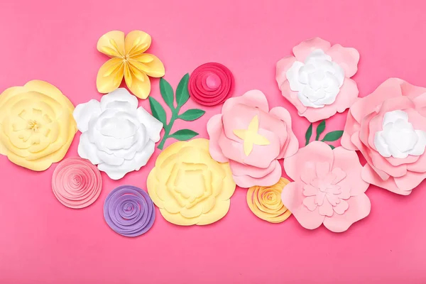 Schöne Handgemachte Papierblumen Auf Rosa Hintergrund — Stockfoto