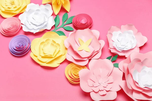 Schöne Handgemachte Papierblumen Auf Rosa Hintergrund — Stockfoto