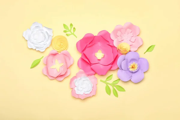 Mooie Handgemaakte Papieren Bloemen Beige Achtergrond — Stockfoto