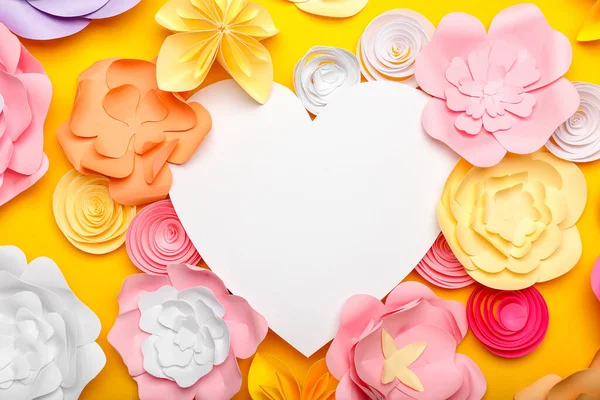 Güzel Yapımı Kağıt Çiçekler Turuncu Arka Planda Boş Kağıt Kalp — Stok fotoğraf