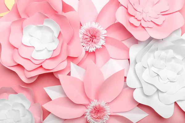 粉色背景的漂亮手工纸花 — 图库照片