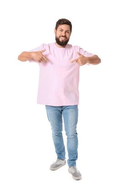 Schöner Mann Zeigt Auf Rosa Shirt Auf Weißem Hintergrund — Stockfoto