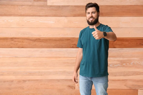 Tampan Pria Dengan Shirt Biru Menunjukkan Thumb Pada Latar Belakang — Stok Foto