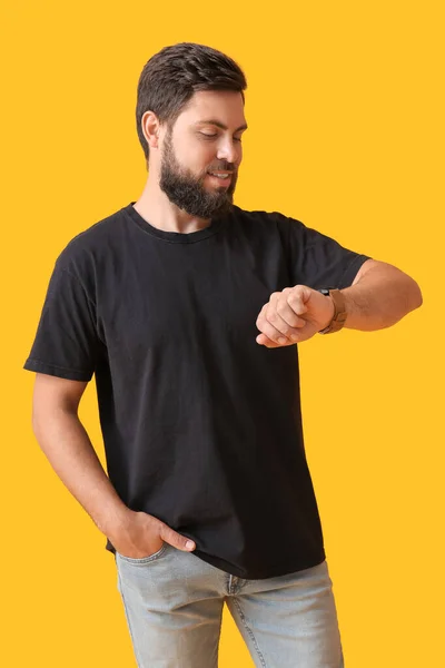 Bonito Homem Shirt Preta Olhando Para Relógio Pulso Fundo Amarelo — Fotografia de Stock