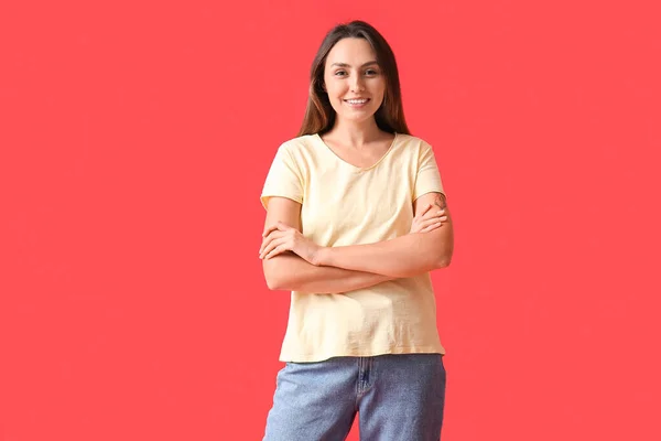 Młoda Kobieta Czystej Koszulce Tle Koloru — Zdjęcie stockowe
