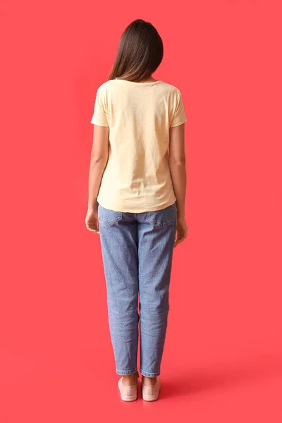 Giovane Donna Shirt Bianca Sfondo Colori Vista Posteriore — Foto Stock