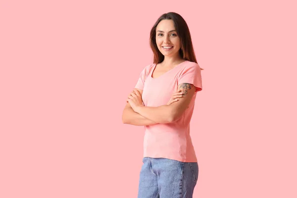Ung Kvinna Blank Shirt Färg Bakgrund — Stockfoto