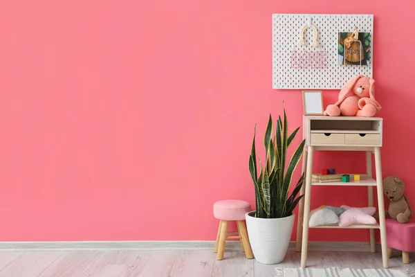 Interior Elegante Quarto Infantil Com Mesa Stand Planta Sala Pegboard — Fotografia de Stock