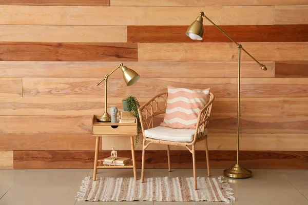 有柳条扶手椅 木桌和金灯的时髦客厅的内部 — 图库照片