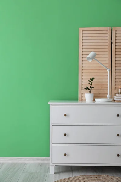 Chest Drawers White Lamp Flowerpot Folding Screen Green Wall — Stock Photo, Image