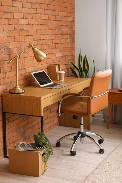 Moderne Werkplaats Met Laptop Gouden Lamp Buurt Van Bakstenen Muur — Stockfoto