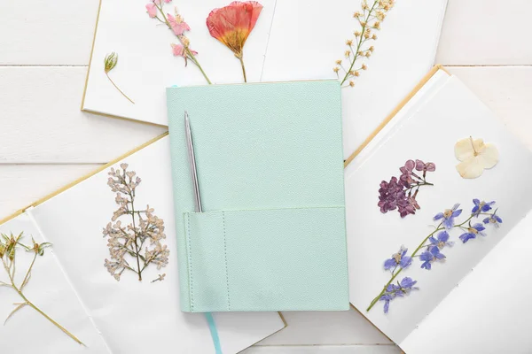 Cadernos Elegantes Com Caneta Flores Secas Fundo Madeira Branca — Fotografia de Stock