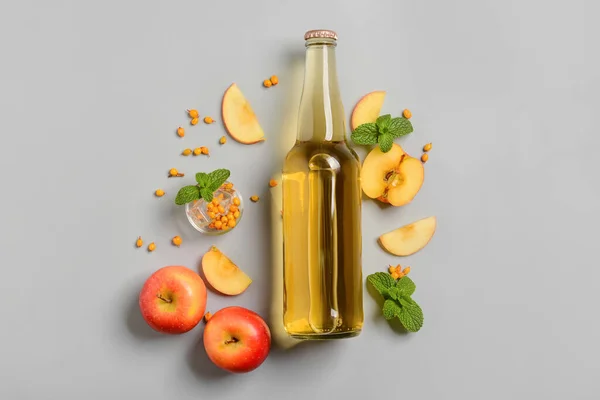 Komposisi Dengan Botol Soda Segar Apel Dan Mint Pada Latar — Stok Foto
