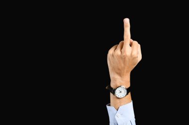 İş adamı siyah arkaplanda orta parmağını gösteriyor