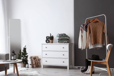 Klozet, askılık ve sıcak kazaklarla aydınlık oturma odasının içinde.