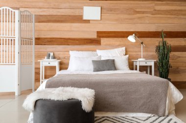 Ahşap duvarlı modern yatak odasının içi