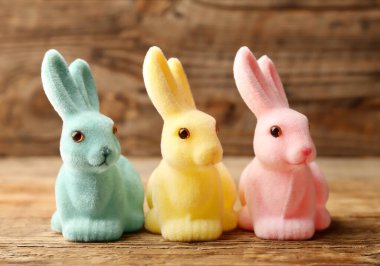 Ahşap arka planda şirin Paskalya tavşanları