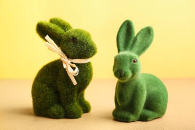 Renkli arka planda farklı Paskalya tavşanları